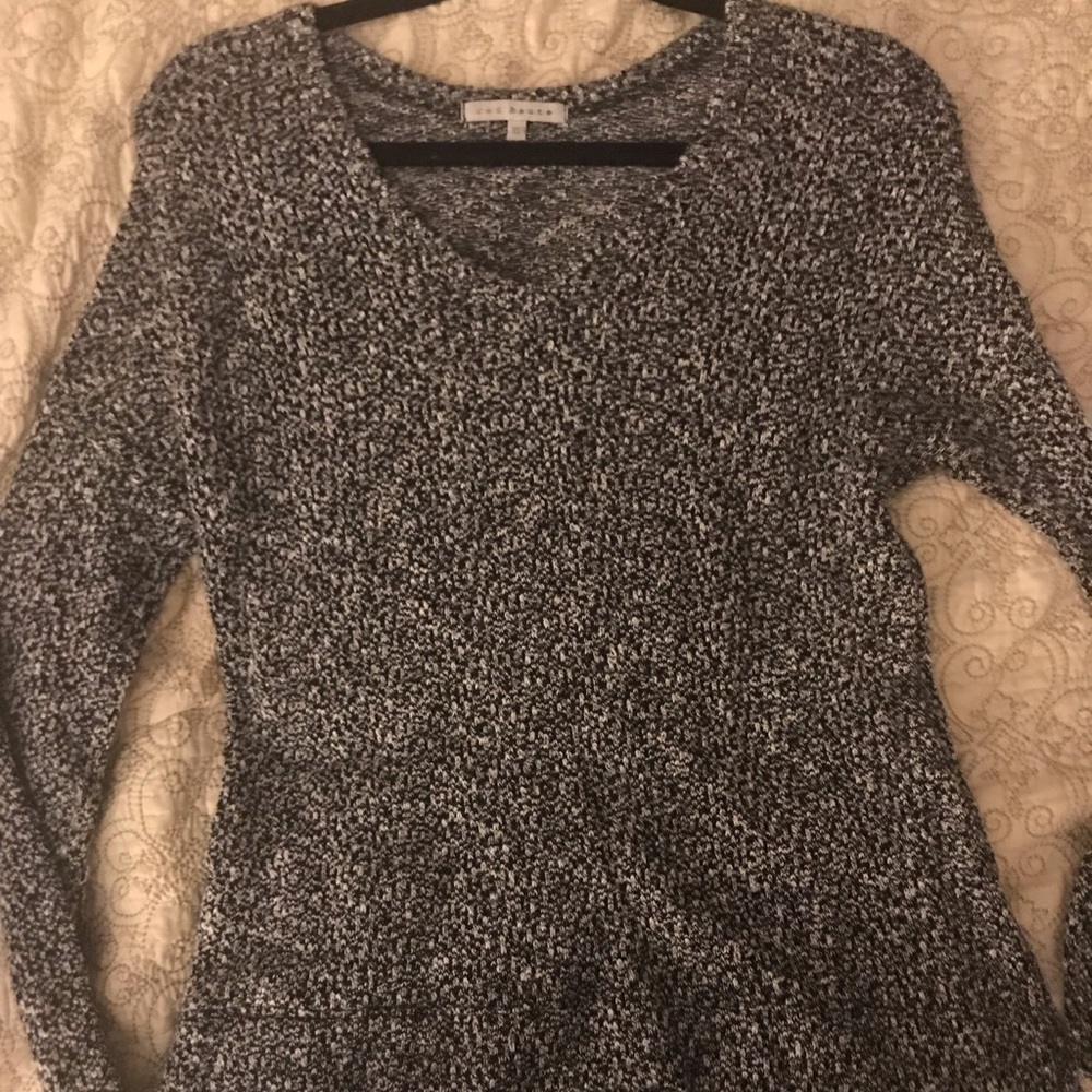 Red haute xs vneck soft sweater blackwhite marled